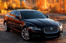 Обслуживание замков и петель на Jaguar